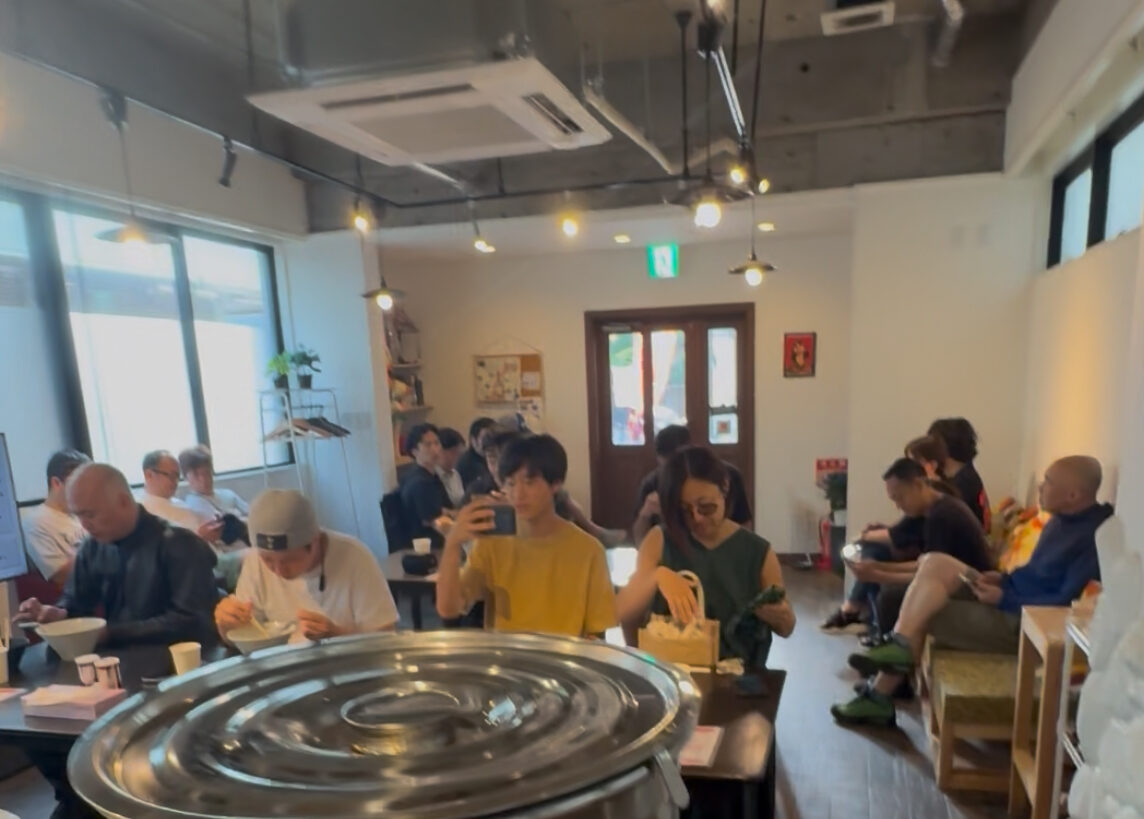 開店から連日満席が続いたラーメン朝太郎の店内